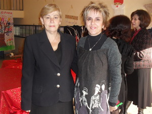 παζάρι25-11-10 η Διευθύντρια του σχολείου Αγγ. Νικολοπούλου με την πρόεδρο της ΦΛΟΓΑ κ.Παπαϊωάννου