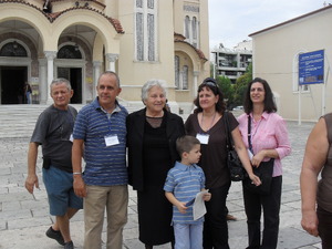 Έξω απότον Ι.Ν.Αγ.Ανδρέα η Ελένη Μαραγκού με μαθητές της
