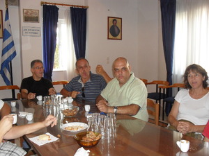 5/9/10 καφές στο πνευματικό κέντρο Ι.Ν.Αγ.Κωνσταντίνου Αρόης. Διακρίνεται η Δι/ντρια 1 Γυμνασίου Πατρών και Ταμίας του Συλλόγου Γονέων και Φίλων του Σχολείου μας Βέρα Γερασιμάτου