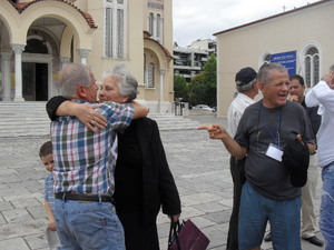 Διακρίνεται η Δασκάλα Ελένη Μαραγκού με κάποιους από τους πρώτους μαθητές του σχολείου μας.